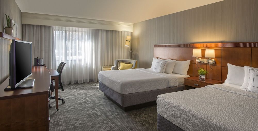 Room, 2 Queen Beds (Mobility Accessible, Tub)