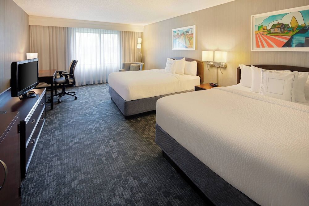 Room, 2 Queen Beds (Mobility Accessible, Tub)