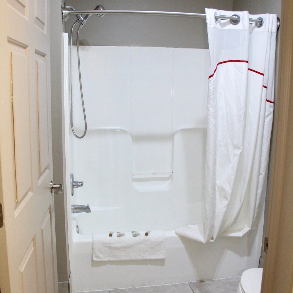 Red Roof Inn & Suites Lake Orion/ Auburn Hills Suite, 1 King Bed, Non Smoking, Jetted Tub 3