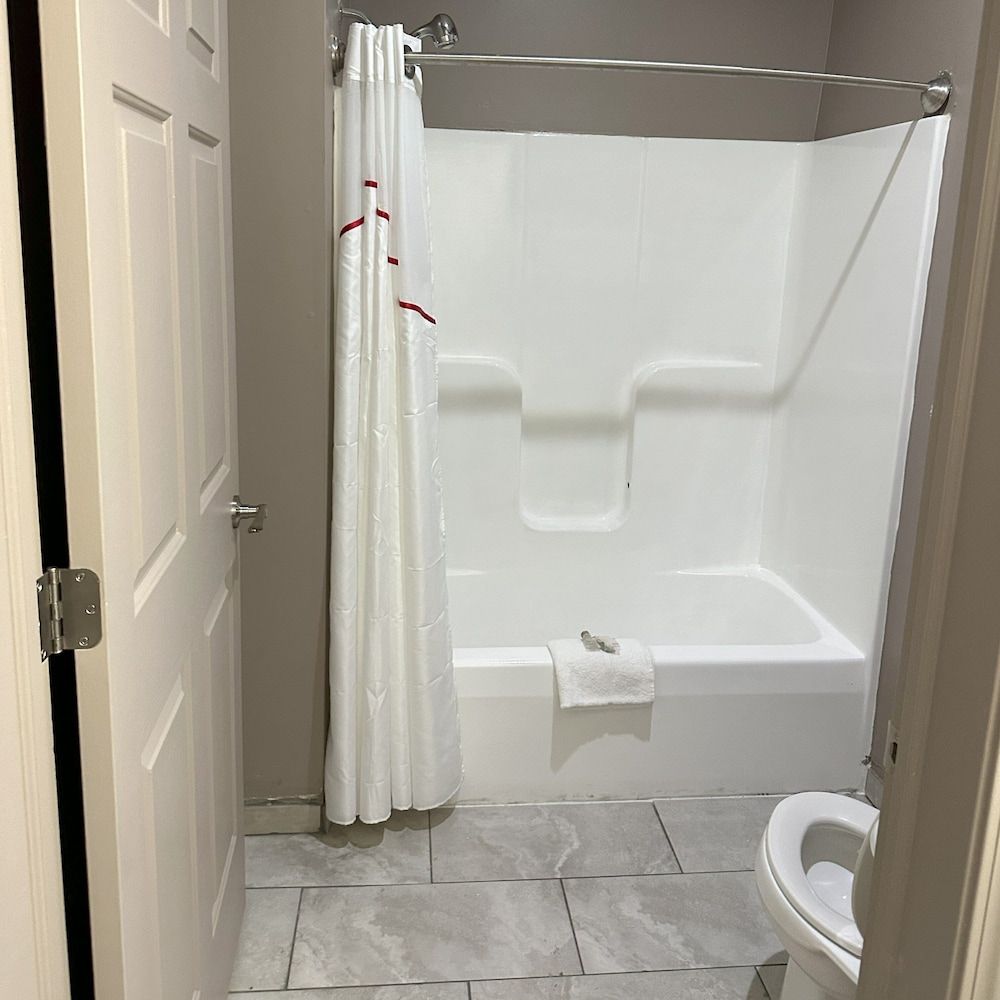 Red Roof Inn & Suites Lake Orion/ Auburn Hills Suite, 1 King Bed, Non Smoking, Jetted Tub 4