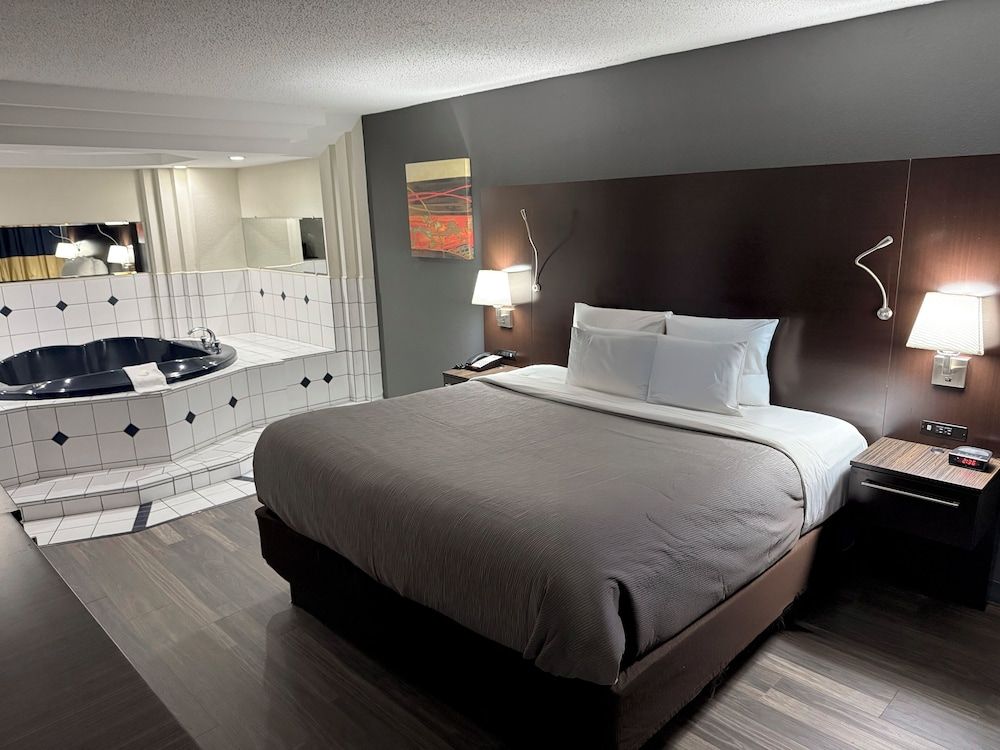 Suite, 1 King Bed, Non Smoking, Jetted Tub