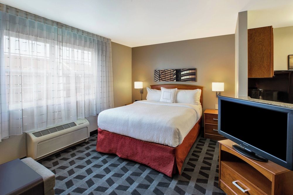 Studio, 1 Queen Bed with Sofa bed, Non Smoking (Mobility/Hearing Accessible, Tub)