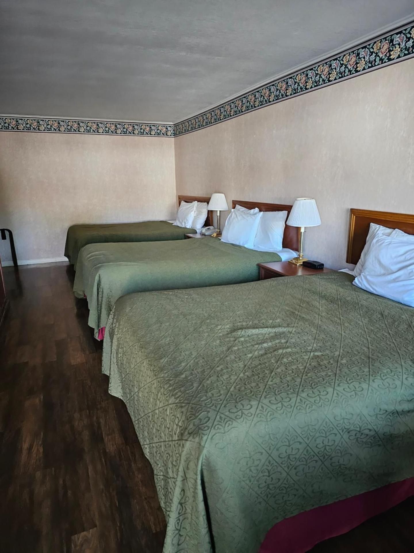 3 queen beds pet friendly non-smoking
