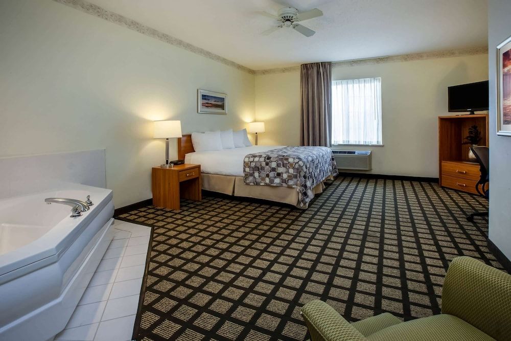 Standard Room, 1 King Bed, Jetted Tub