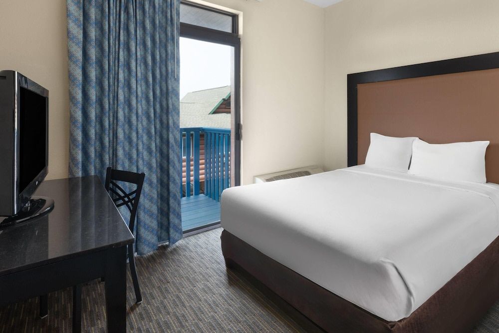 Suite, 2 Bedrooms, Non Smoking, Balcony (1 King Bed and 1 Double Bed)