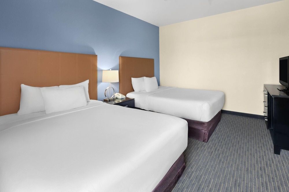 Suite, 2 Bedrooms, Non Smoking, Balcony (4 Queen Beds)