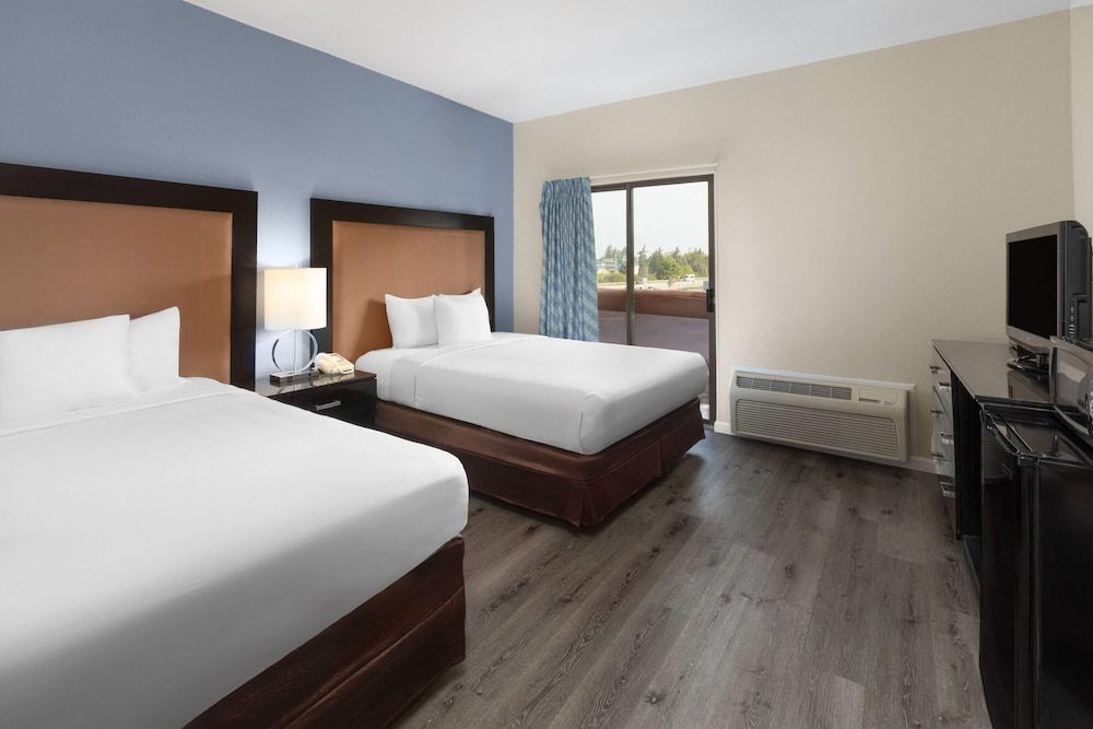 Room, 2 Queen Beds, Non Smoking, Balcony (Bridge View)