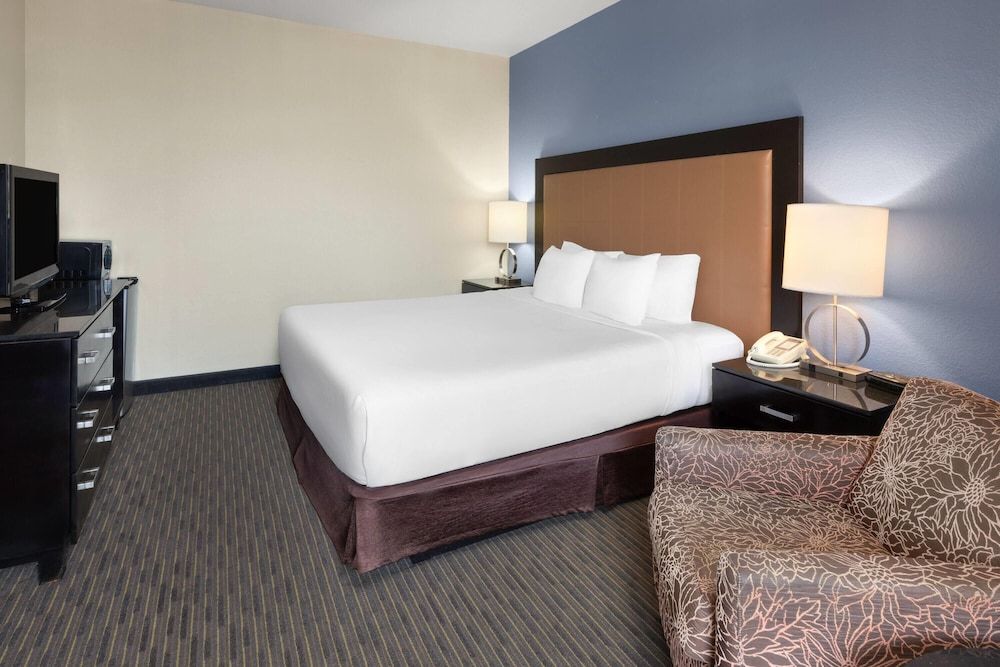Suite, 2 Bedrooms, Non Smoking, Balcony (1 King Bed and 1 Double Bed)