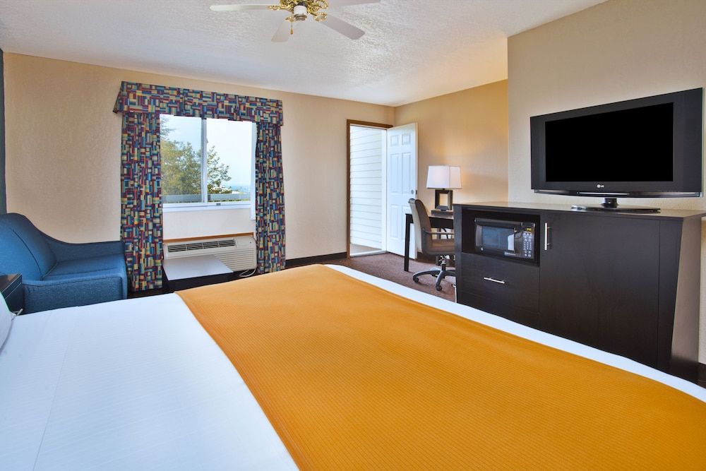 Standard Room, 1 King Bed, Accessible (Roll-In Shower)