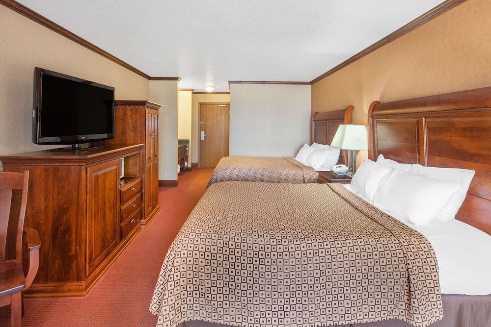 Standard Room, 1 Queen Bed, Balcony
