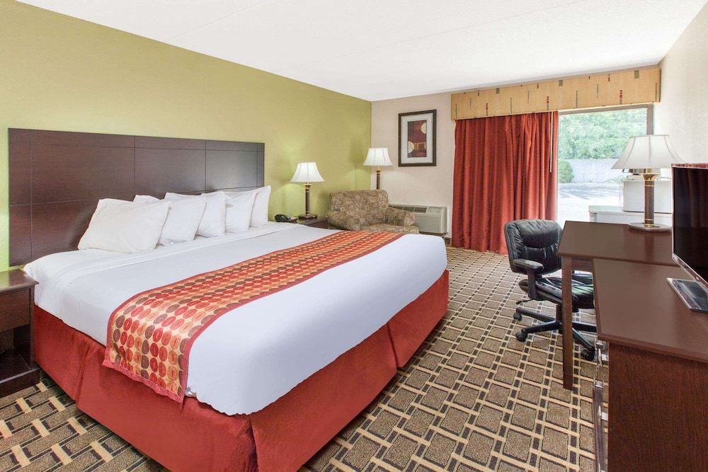 Room, 1 King Bed, Accessible, Non Smoking (Mobility)