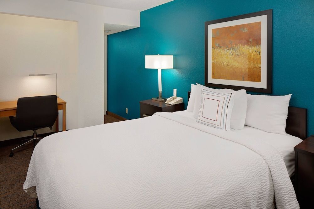 Studio, 1 Queen Bed with Sofa bed, Non Smoking (Mobility/Hearing Access, Roll-in Shwr)