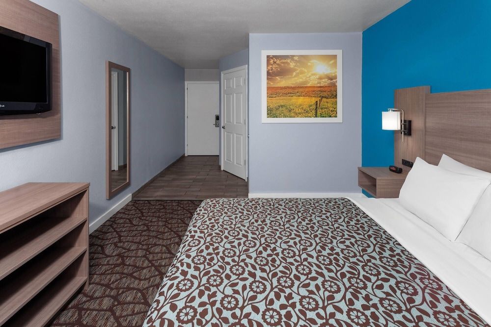 Room, 1 Queen Bed, Accessible, Non Smoking (Mobility, Bathtub w/Grab Bars)