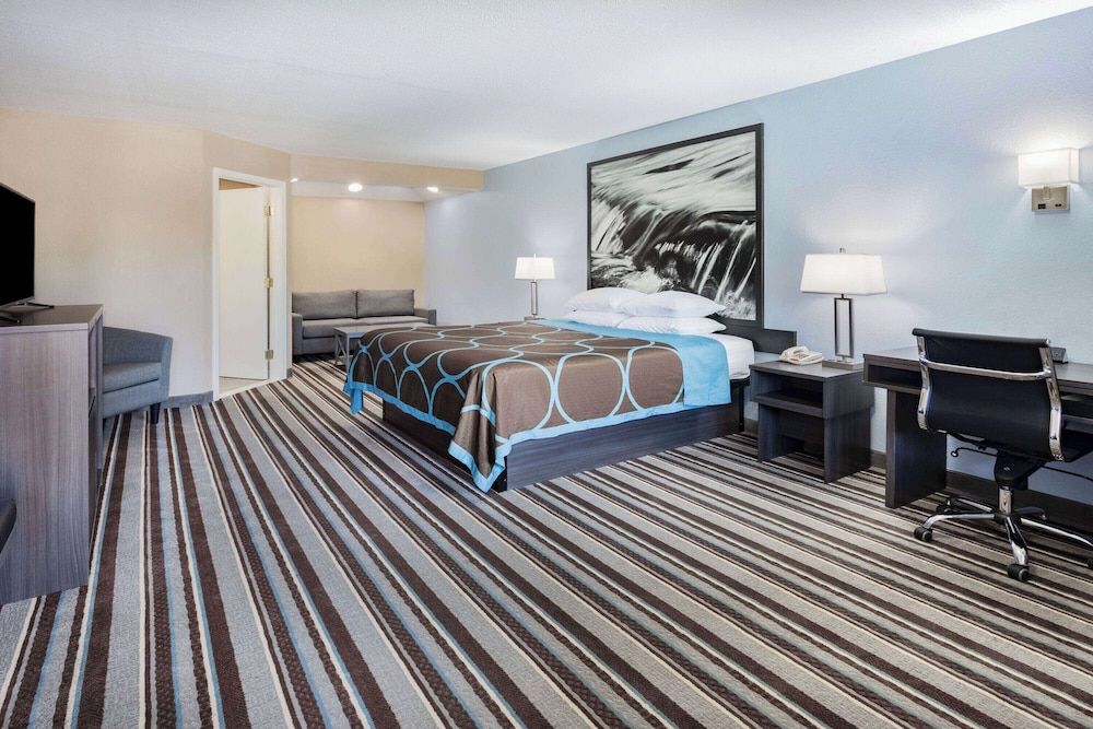 Room, 1 King Bed, Non Smoking (Exterior Entrance)