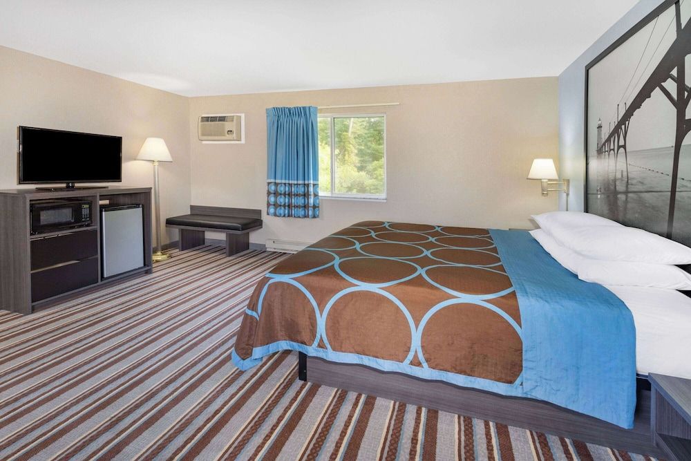 Studio Suite, 1 King Bed, Non Smoking (Exterior Entrance)