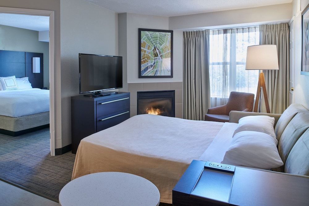 Suite, 2 Bedrooms, Fireplace (Mobility/Hearing Access, Roll-In Shwr)