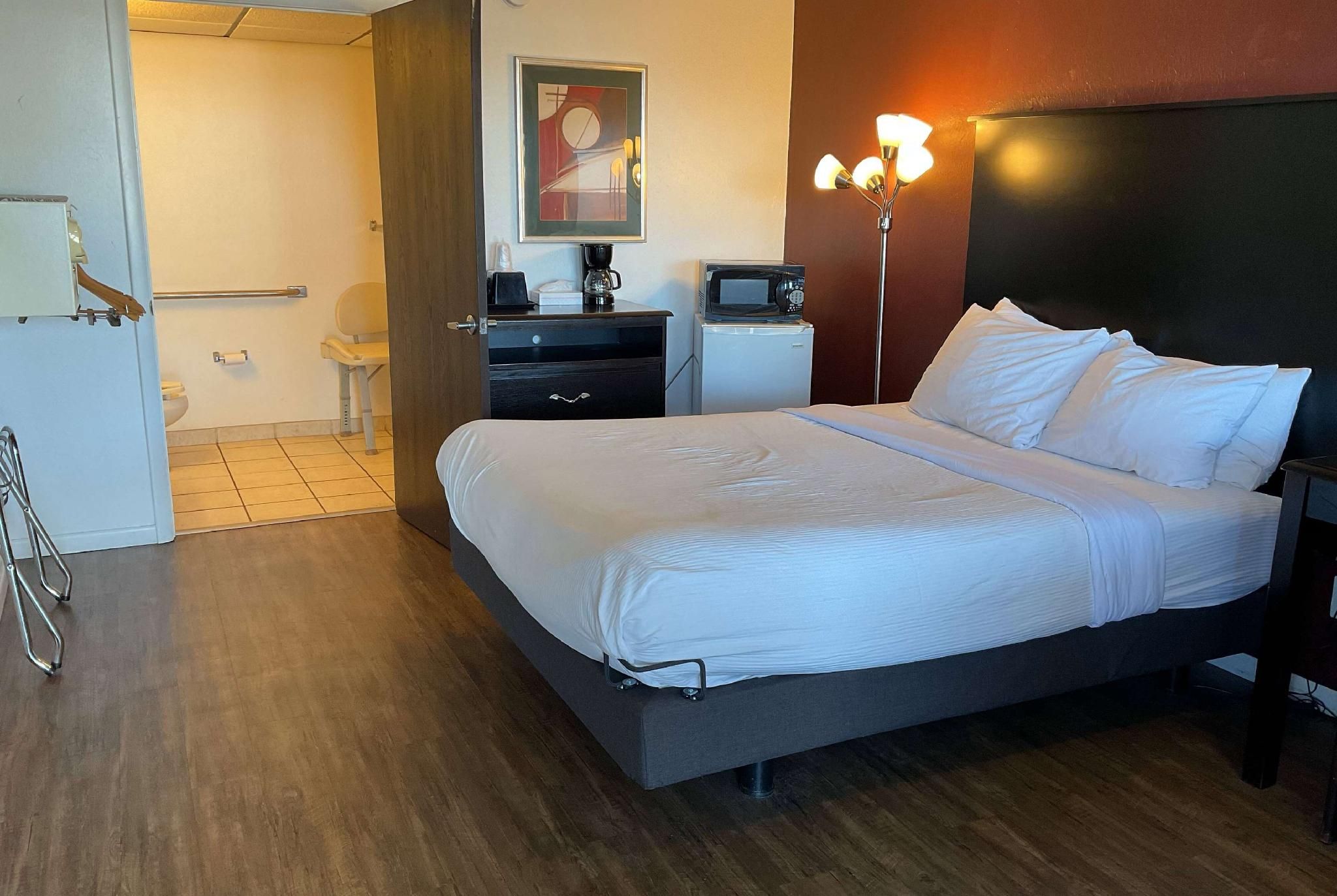 1 Queen Bed, First Floor, Mobility Accessible Room, Roll In Shower, Non Smoking
