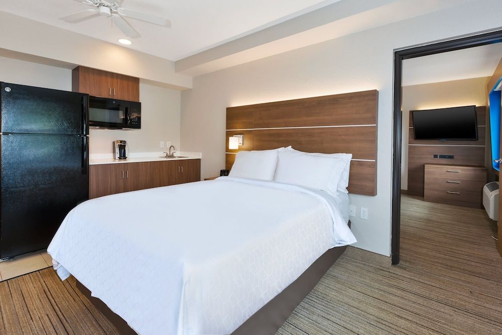 Standard Room, 1 King Bed, Accessible (Roll-In Shower)