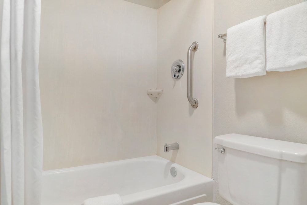 Red Roof Inn Detroit-Rochester Hills/Auburn Hills Standard Room, 2 Double Beds (Smoke Free) 2