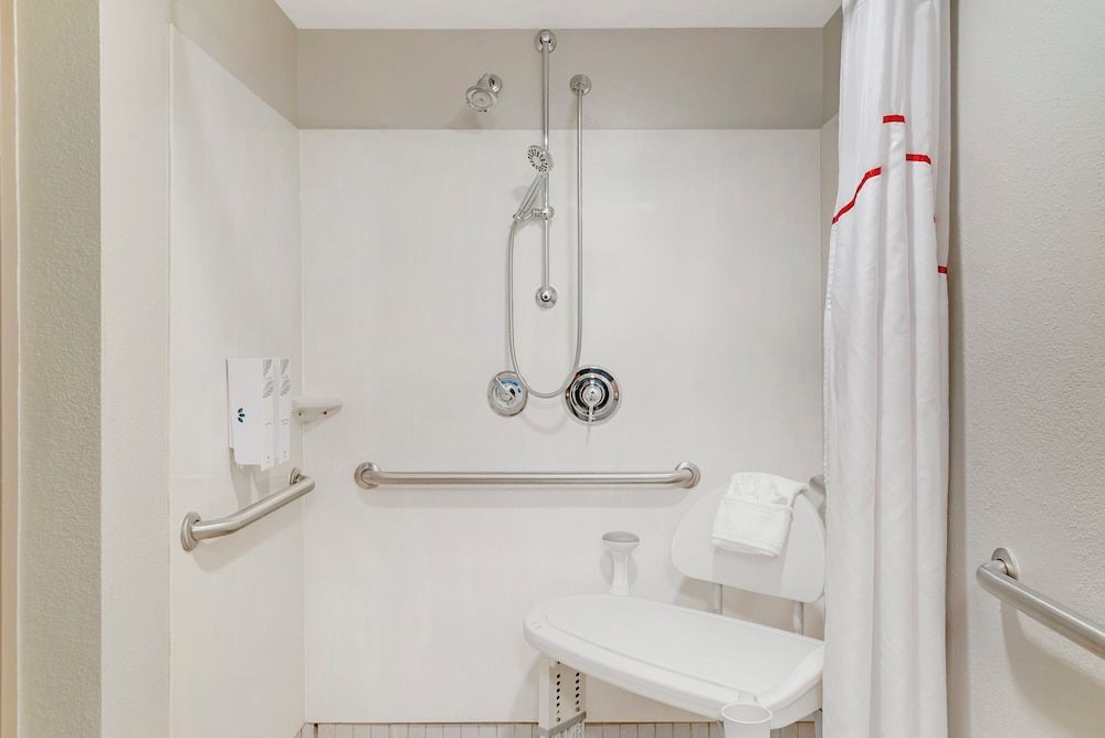 Red Roof Inn Detroit-Rochester Hills/Auburn Hills Deluxe Room, 1 King Bed, Accessible (Roll-In Shower, Smoke Free) 5