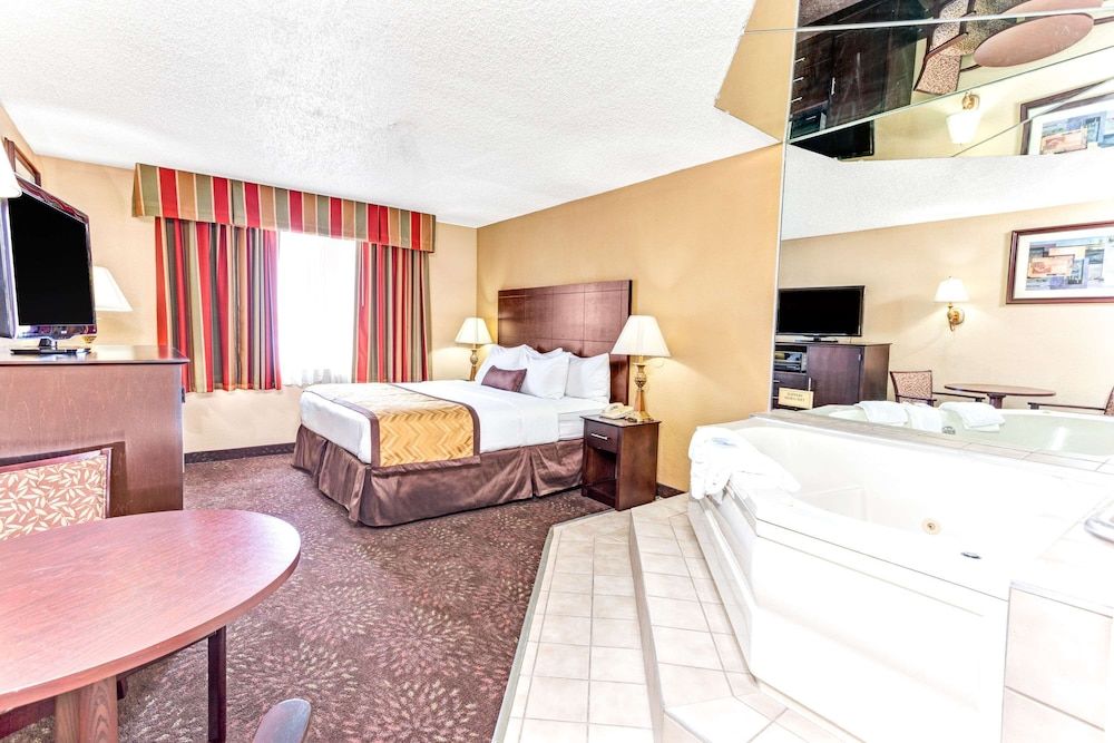 Room, 1 King Bed, Accessible, Non Smoking (Mobility, Roll-in Shower)