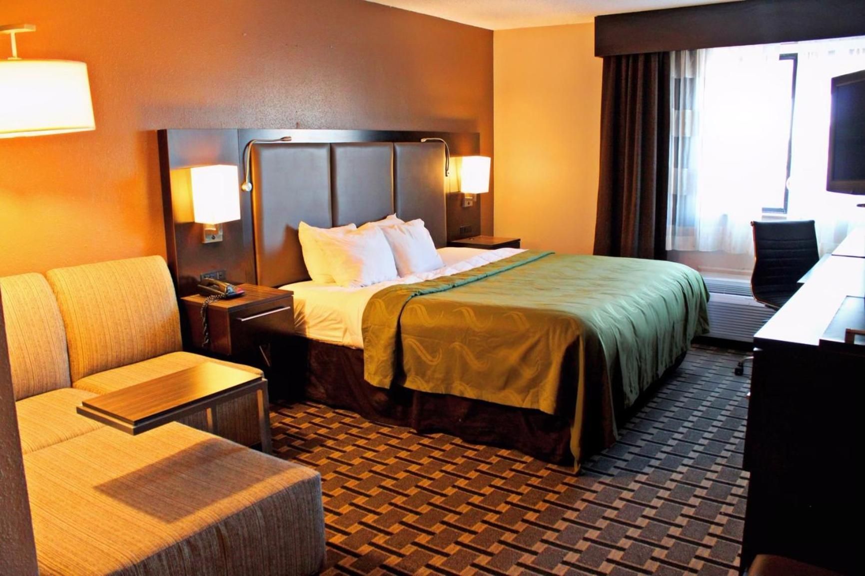 1 King Bed, Nonsmoking