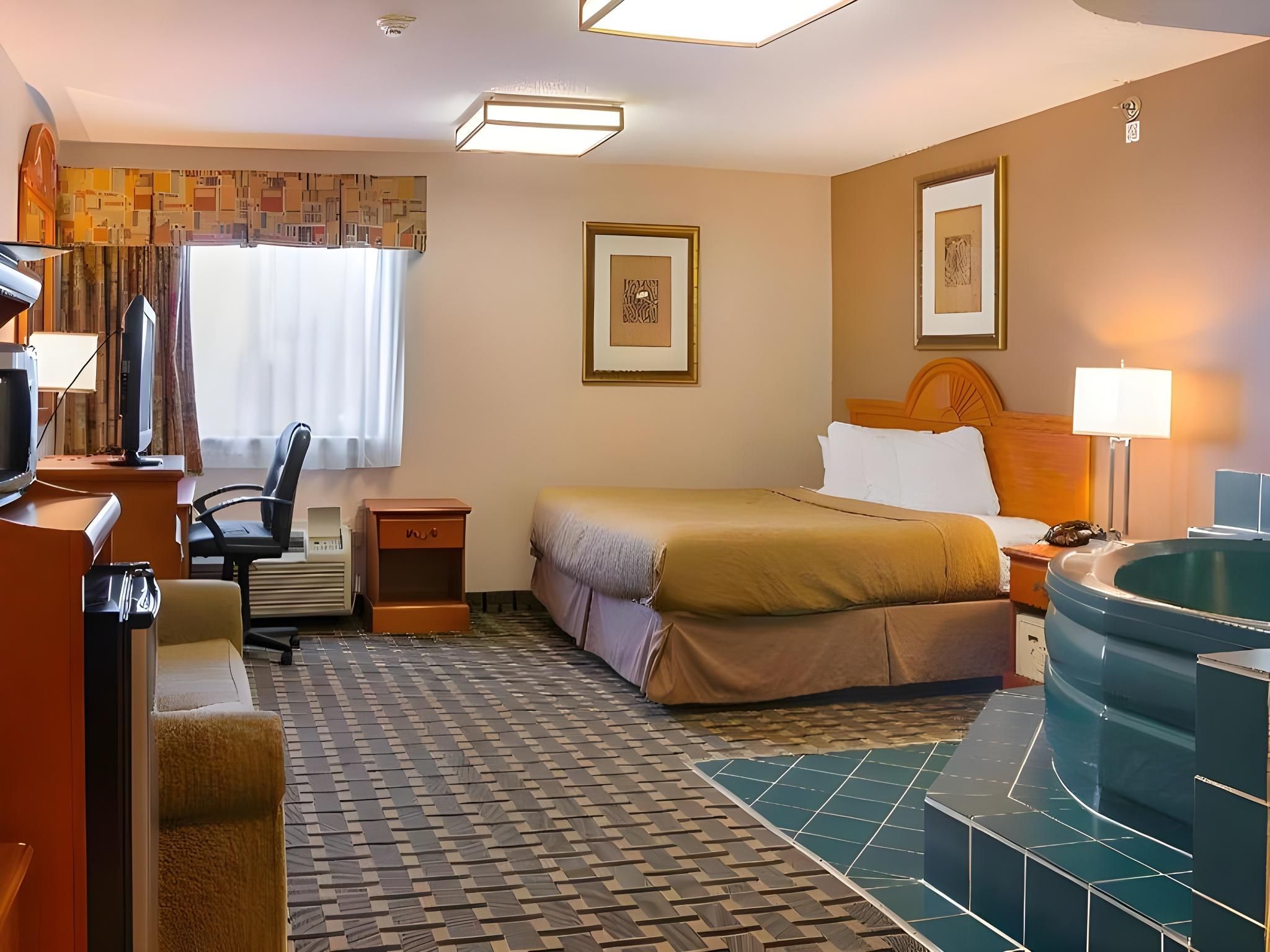 1 King Bed, Suite, Nonsmoking