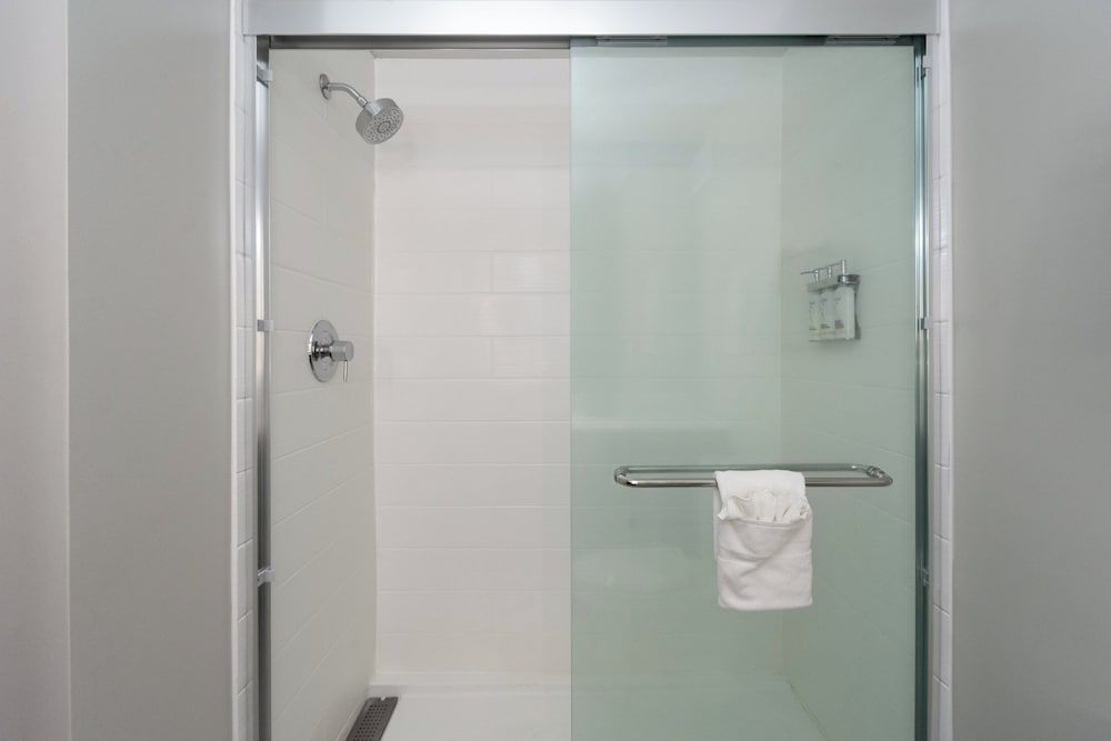 Holiday Inn Express Hotel & Suites Saginaw by IHG Standard Room 6