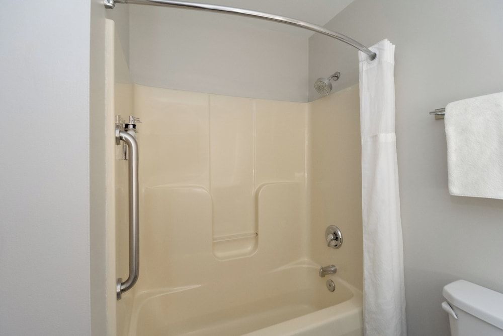 Holiday Inn Express Hotel & Suites Saginaw by IHG Standard Room 7