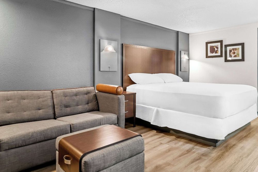 undefined Rodeway Inn & Suites Saginaw I-675 10