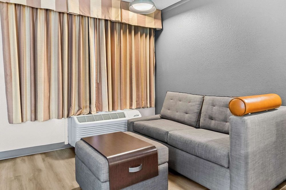 Rodeway Inn & Suites Standard Room, 1 King Bed, Smoking 3