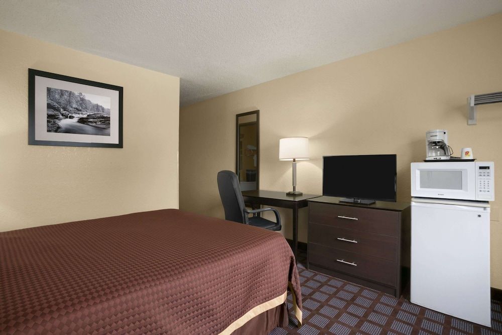 undefined Super 8 by Wyndham Saginaw 3