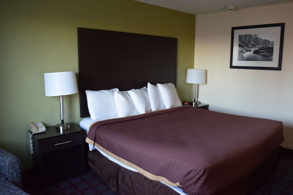 undefined Super 8 by Wyndham Saginaw 7