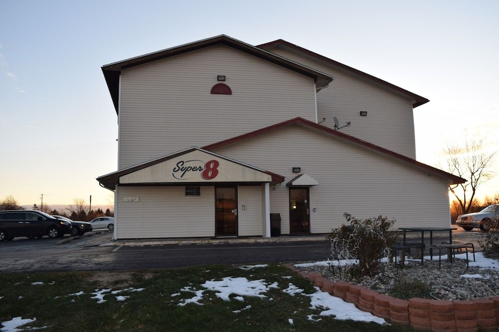 undefined Super 8 by Wyndham Saginaw 4