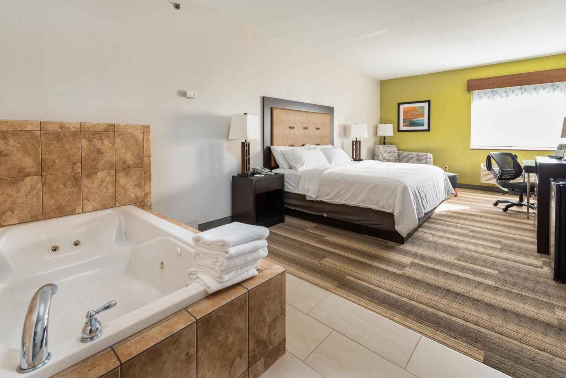King Bed-Whirlpool Room-Non-Smoking
