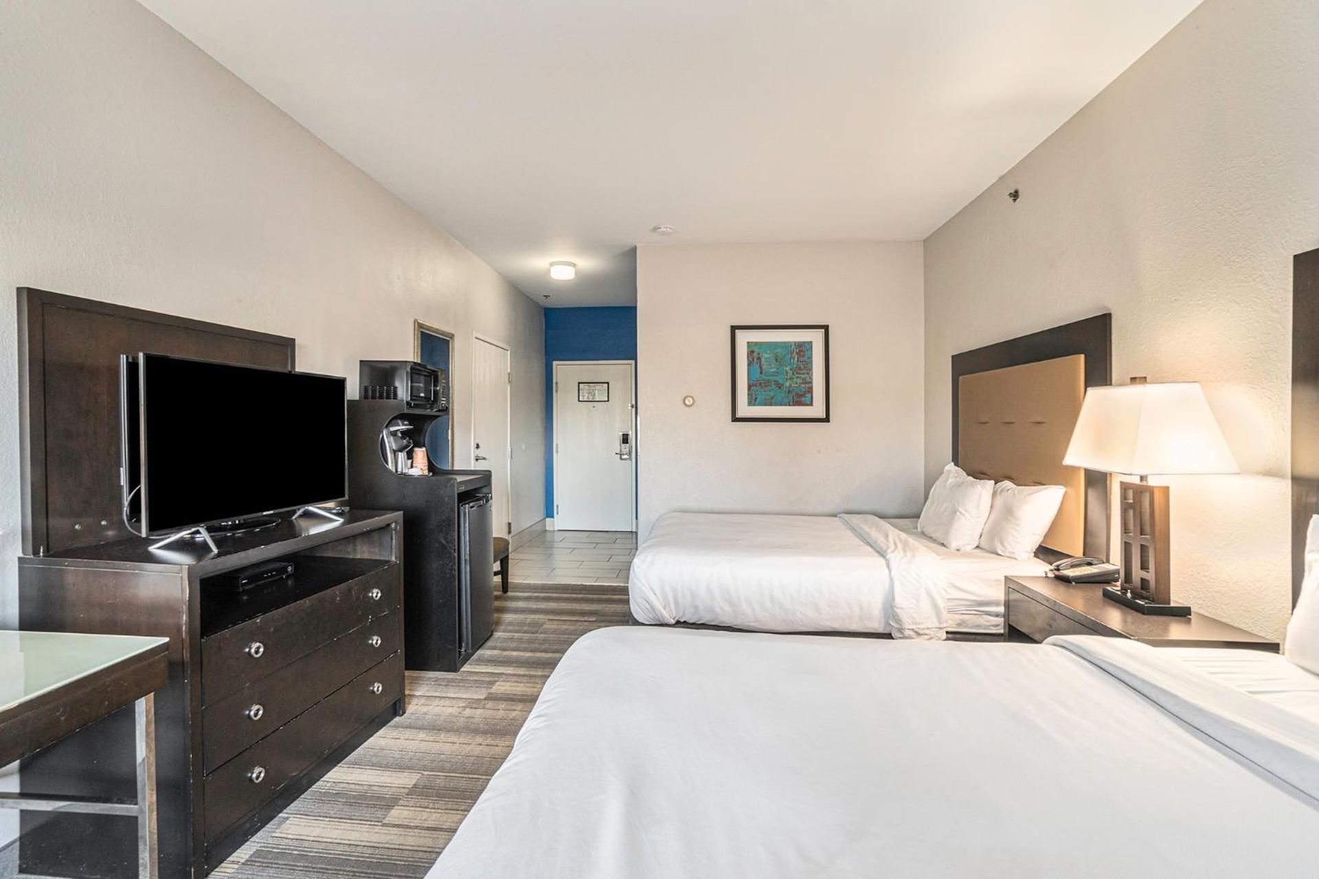 2 Queen Beds-Accessible-Roll-In Shwr-Non Smk