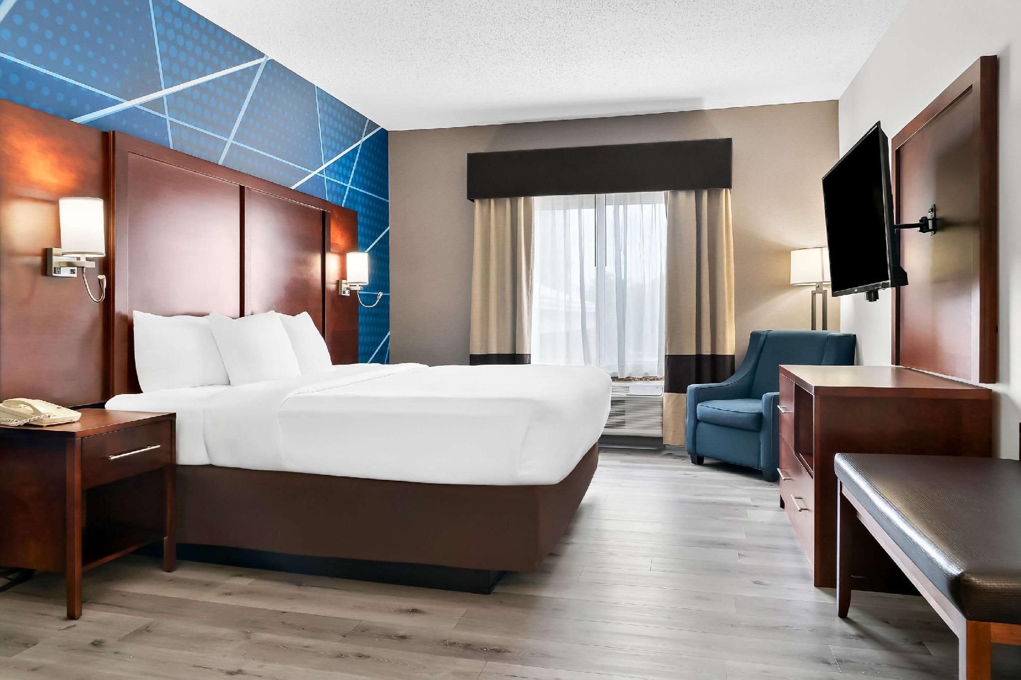 1 King Bed, Suite, Nonsmoking, Accessible