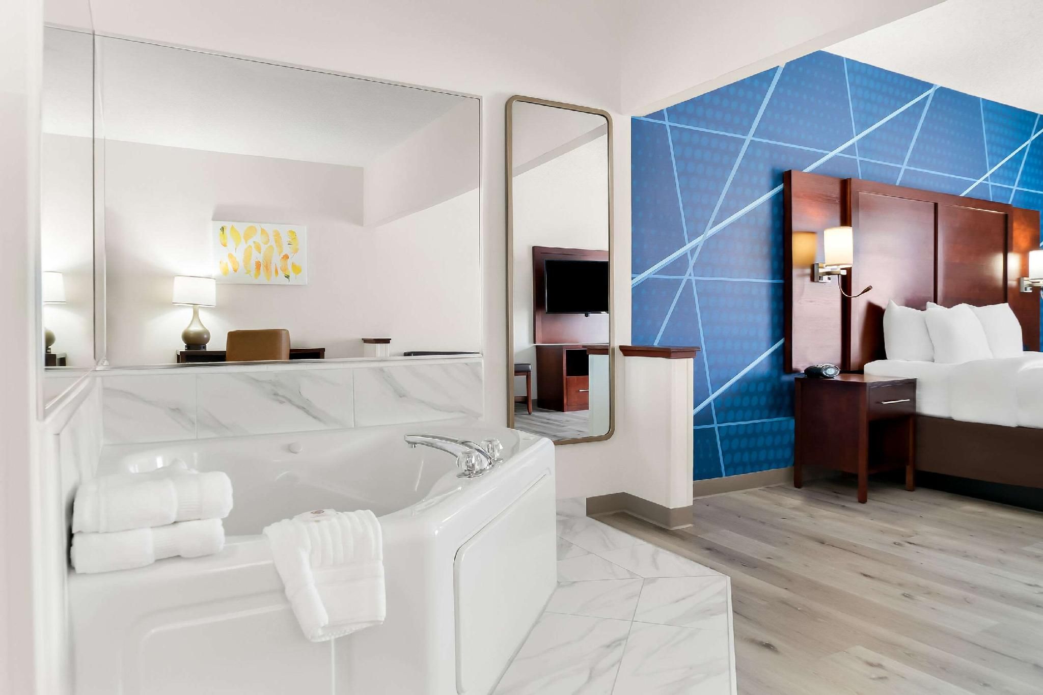 1 King Bed, Suite, Nonsmoking