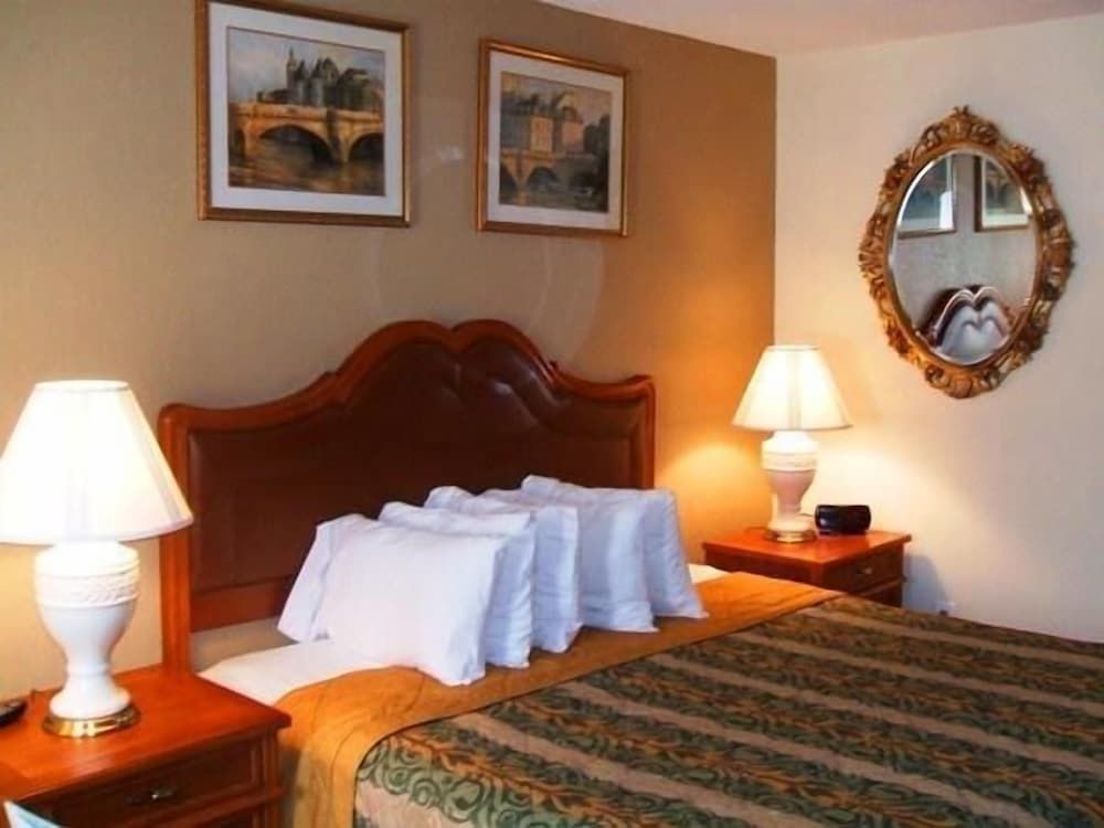 A Victory Hotel - Southfield Deluxe Room, 1 King Bed 3