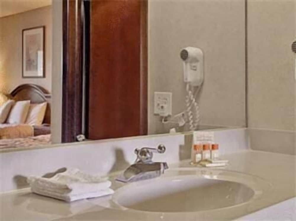 A Victory Hotel - Southfield Deluxe Room, 1 King Bed 4