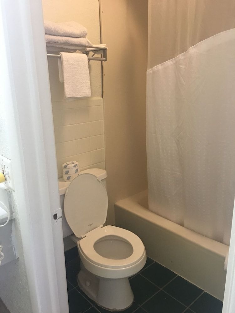 A Victory Hotel - Southfield Deluxe Room, 1 King Bed 5