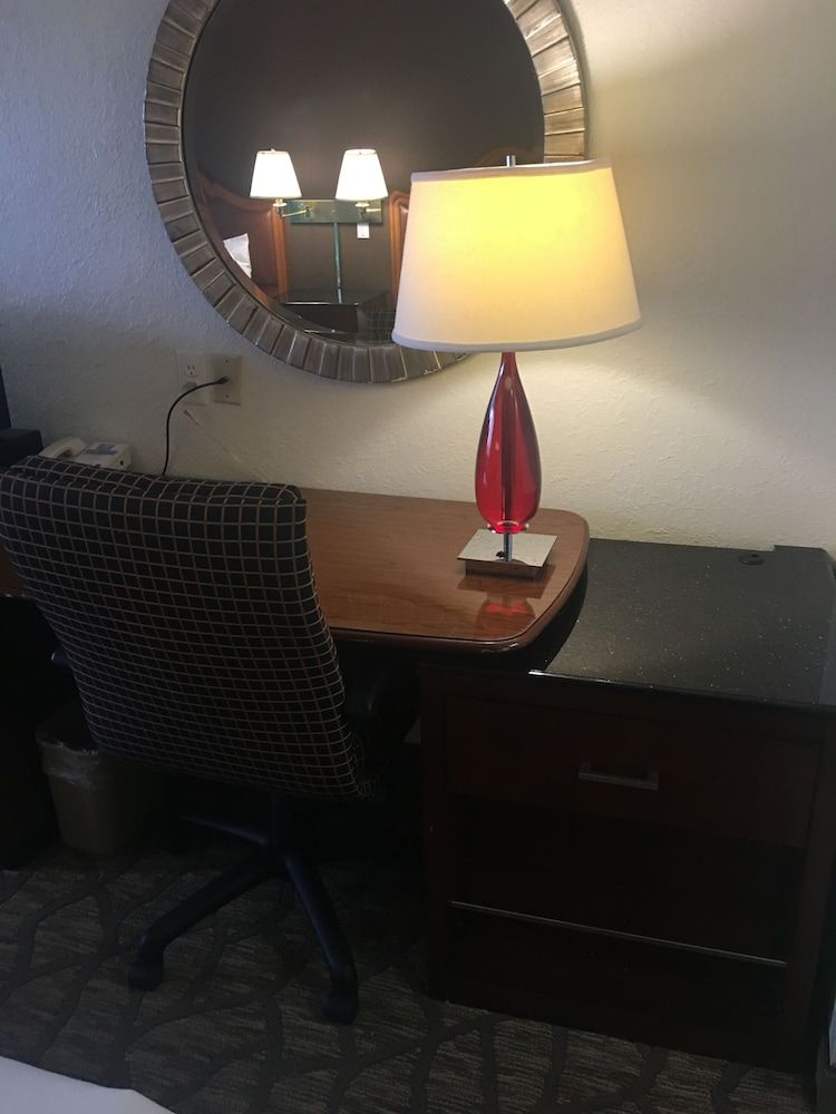 A Victory Hotel - Southfield Deluxe Room, 1 King Bed 2