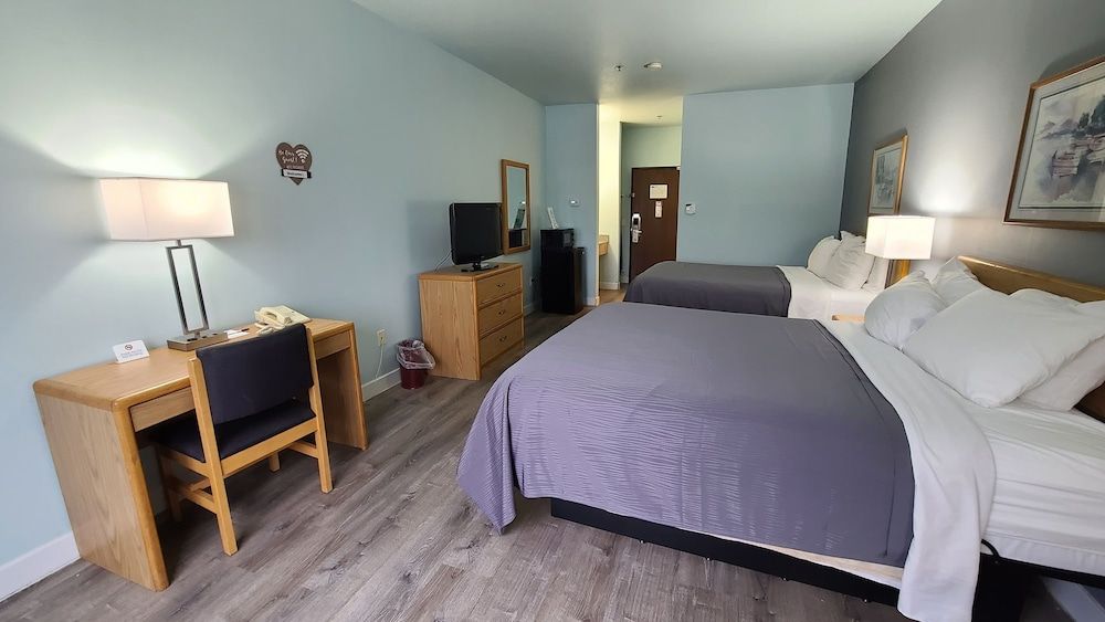 Bay Inn Standard Room, 2 Queen Beds (Pets Allowed) 3