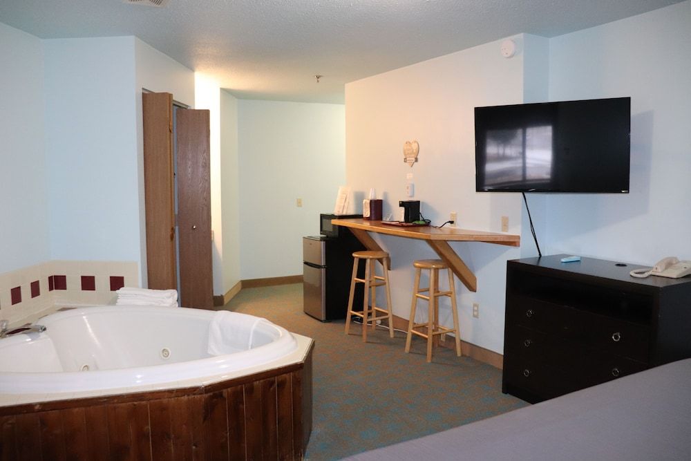 Bay Inn Deluxe Room, 1 King Bed (No Pets Allowed) 8