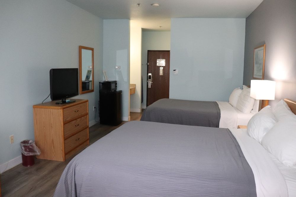 Bay Inn Standard Room, 2 Queen Beds (Pets Allowed) 2