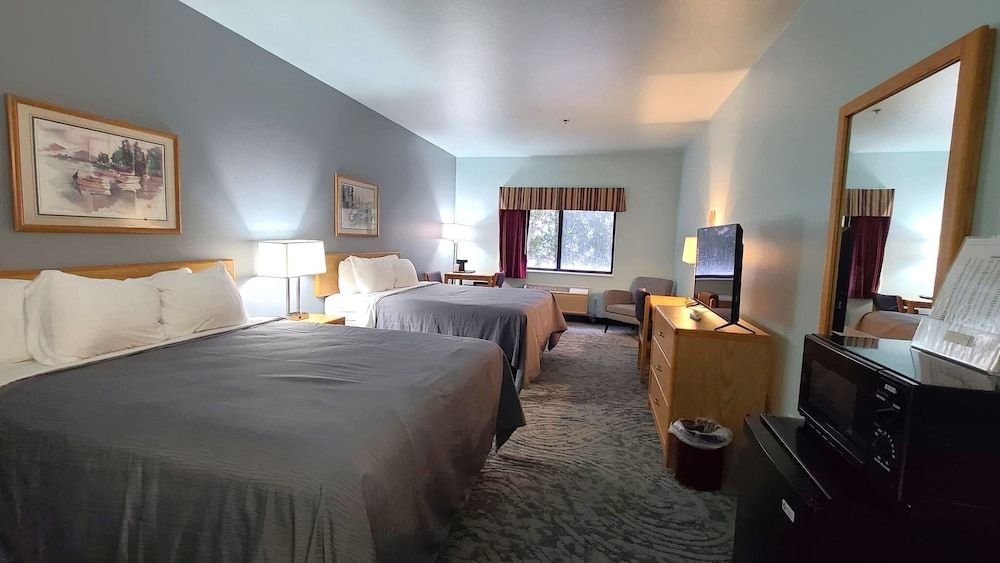 Bay Inn Standard Room, 2 Queen Beds (No Pets Allowed) 4