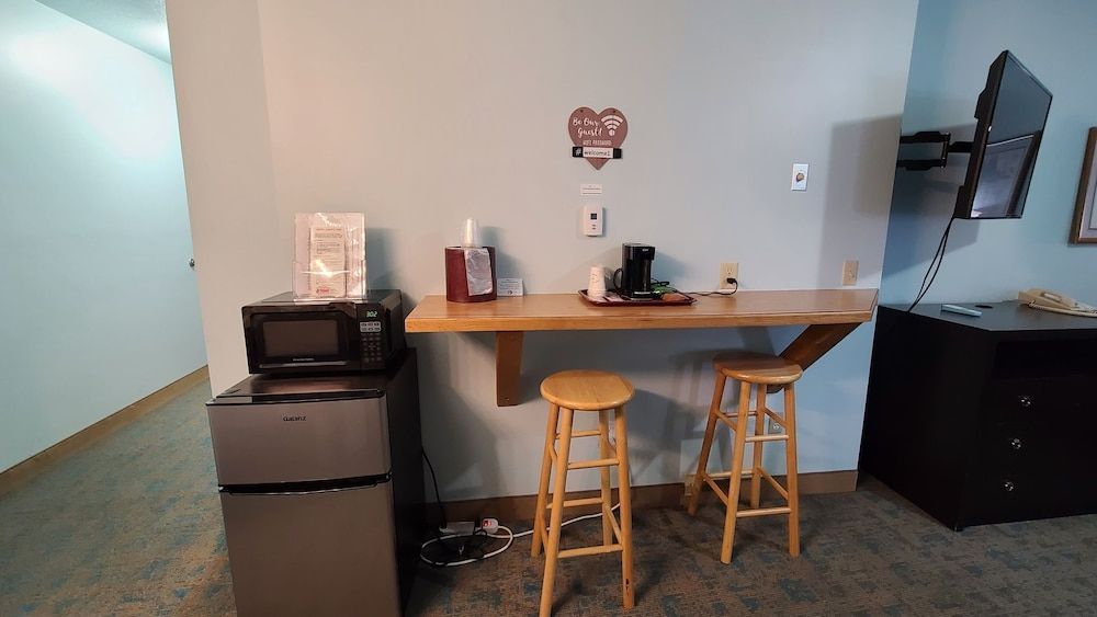 Bay Inn Deluxe Room, 1 King Bed (No Pets Allowed) 9