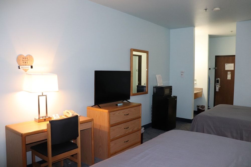 Bay Inn Standard Room, 2 Queen Beds (No Pets Allowed) 5