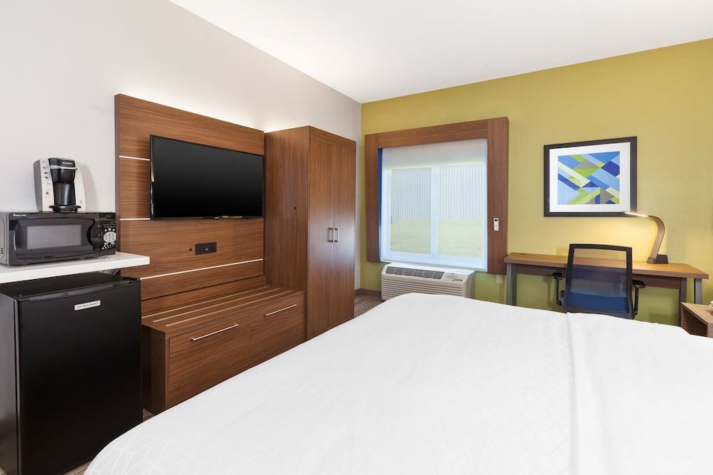 Standard Room, 1 King Bed, Accessible (Mobility Roll-In Shower)
