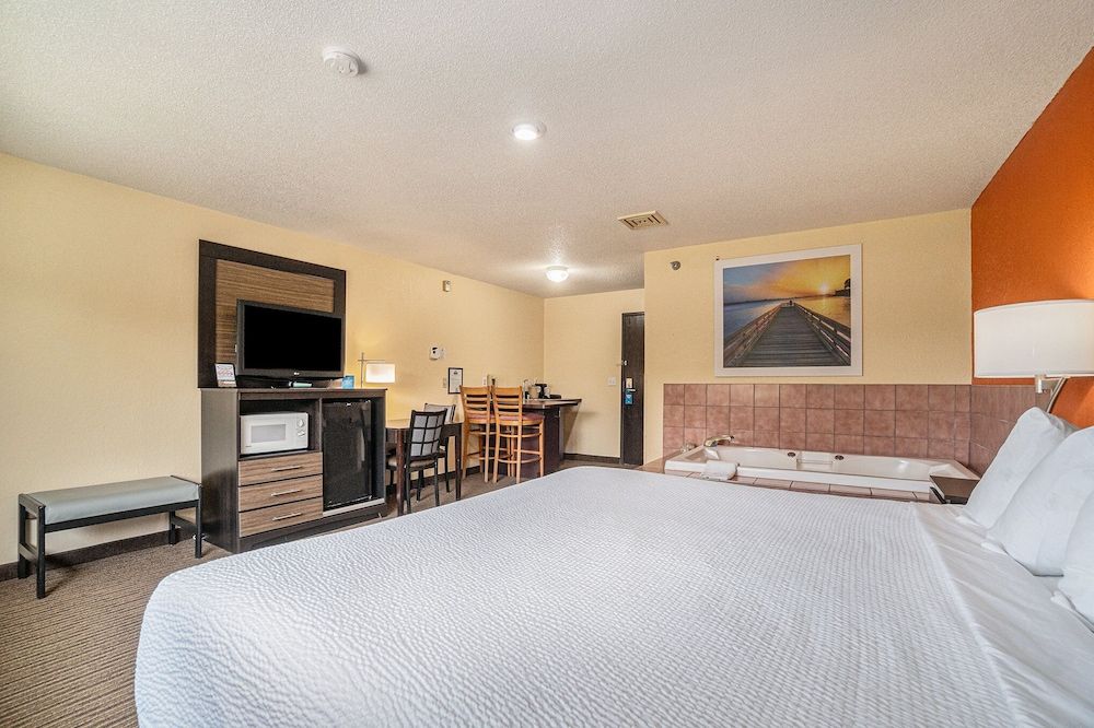 Room, 1 King Bed, Non Smoking, Hot Tub